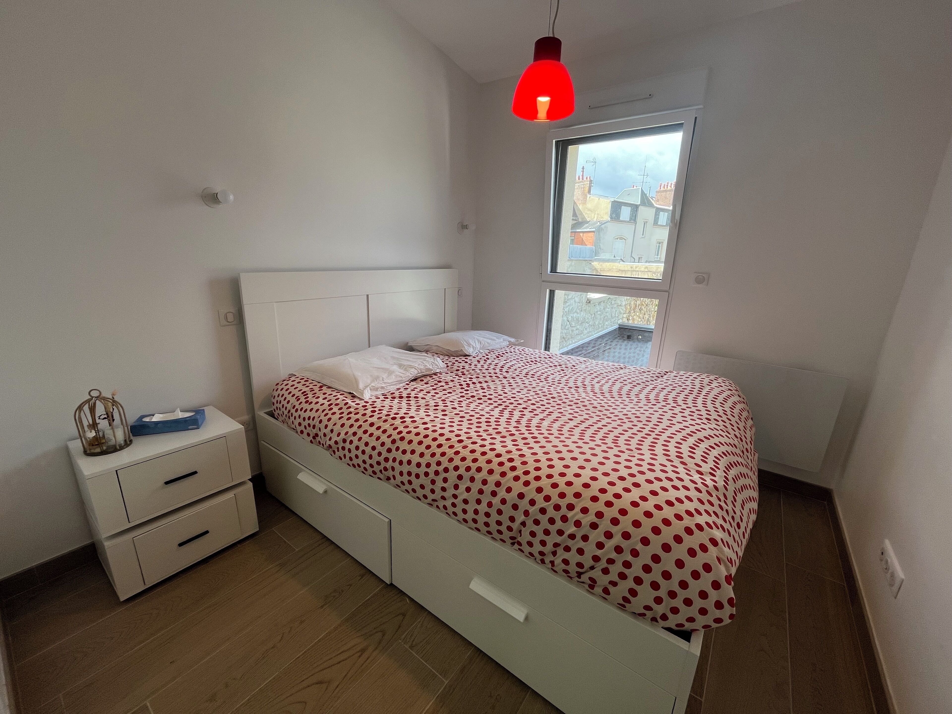 Iron/ironing board, WiFi, bed sheets