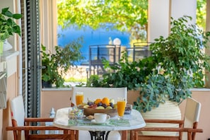 Outdoor dining - Apartment 'Rania-2' with Sea View, Wi-Fi and Air Conditioning (Κομποθεκράτα)