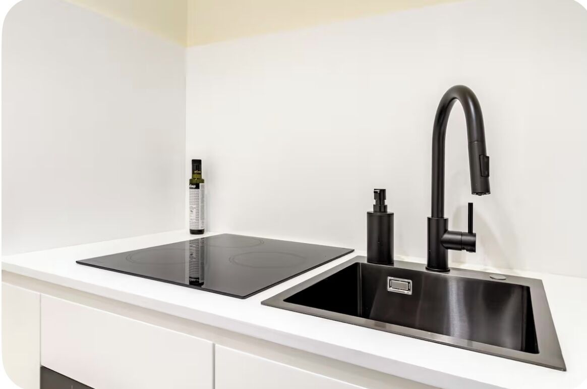 Een koelkast, een oven, een kookplaat, een vaatwasser