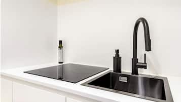 Een koelkast, een oven, een kookplaat, een vaatwasser