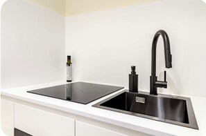 Een koelkast, een oven, een kookplaat, een vaatwasser