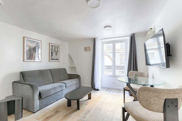 TV, offices - Studio de charme au cœur du Sentier (Paris)