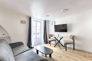 TV, offices - Studio de charme au cœur du Sentier (Paris)