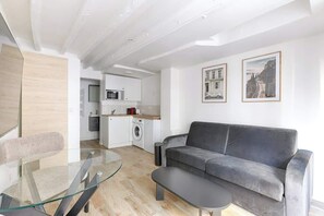 TV, offices - Studio de charme au coeur de Paris (Paris)