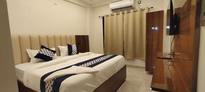 Deluxe Double Room, City View | Desk, laptop workspace, free WiFi - HOTEL KHYAATHI GRAND (Hyderabad)