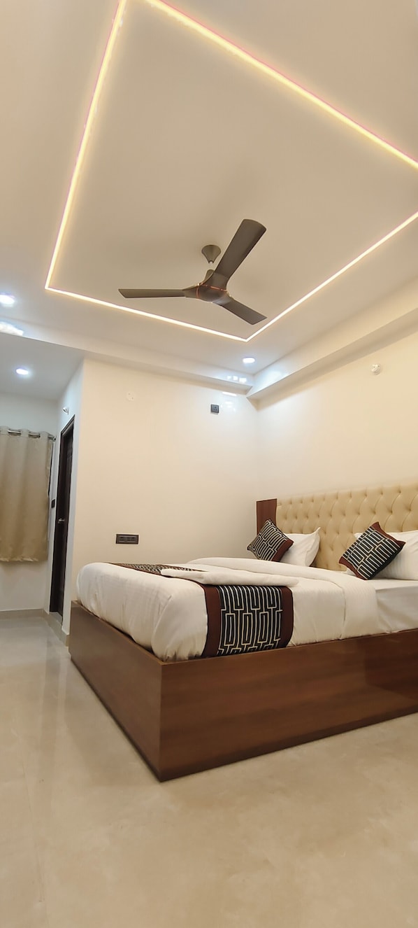Deluxe Double Room, City View | Living area - HOTEL KHYAATHI GRAND (Hyderabad)