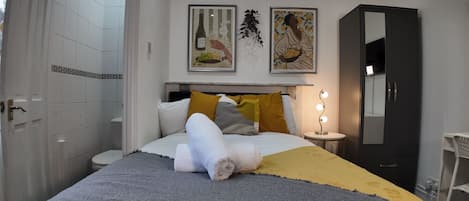 Tabla de planchar con plancha, internet y ropa de cama