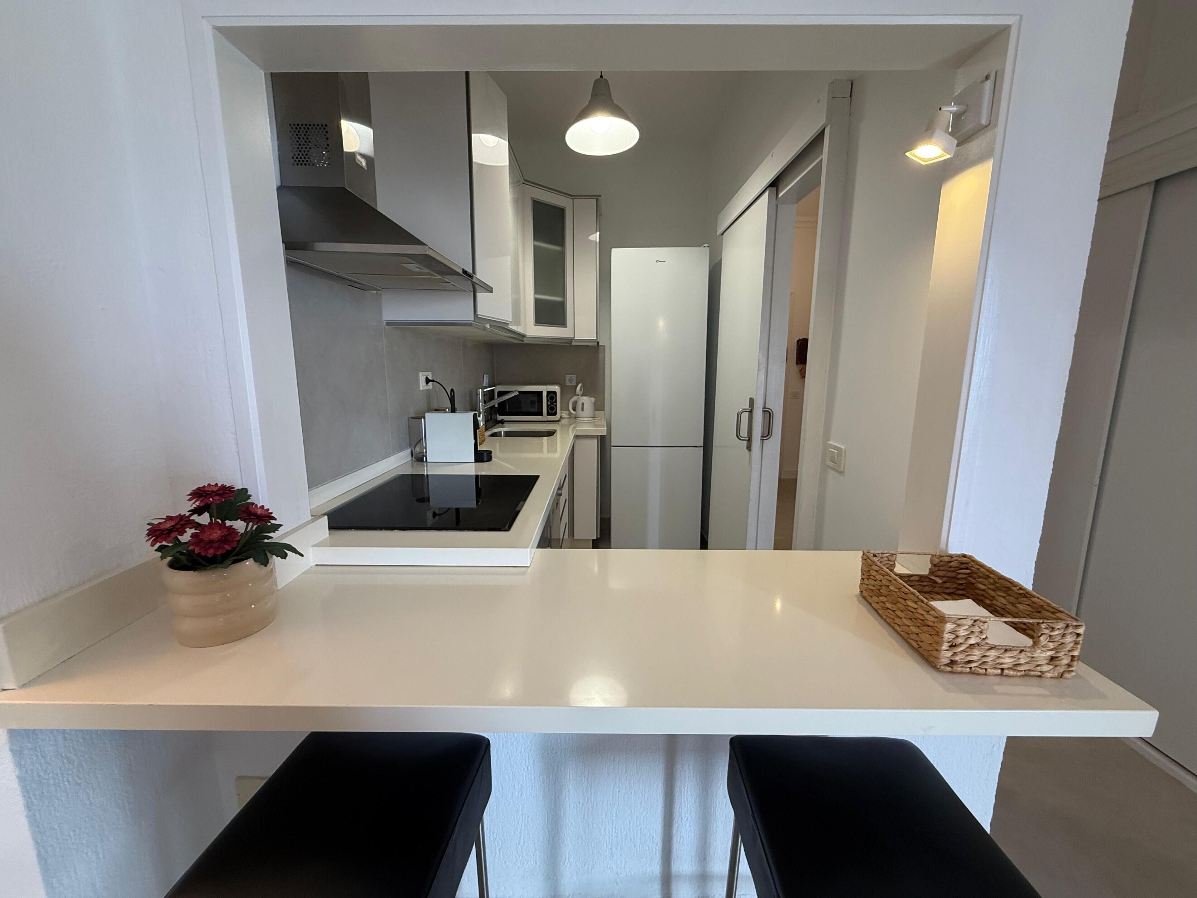 Kühlschrank, Mikrowelle, Herdplatte, Geschirrspüler