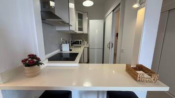 Kühlschrank, Mikrowelle, Herdplatte, Geschirrspüler