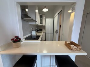 Kühlschrank, Mikrowelle, Herdplatte, Geschirrspüler