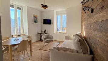 Smart TV, table tennis, books, stereo