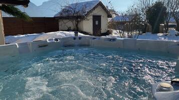 Outdoor spa tub
