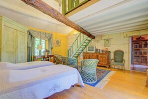 Iron/ironing board, WiFi, bed sheets - Van Gogh - Sunny terrace overlooking the park (ARLES)