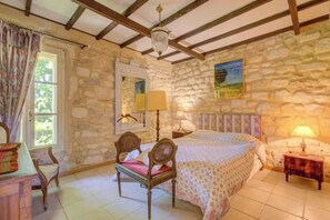 Iron/ironing board, WiFi, bed sheets - Van Gogh - Sunny terrace overlooking the park (ARLES)