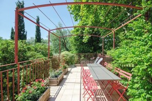 Outdoor dining - Van Gogh - Sunny terrace overlooking the park (ARLES)