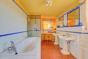 A bathroom with a bathtub, two sinks, and a mirror. - Van Gogh - Sunny terrace overlooking the park (ARLES)