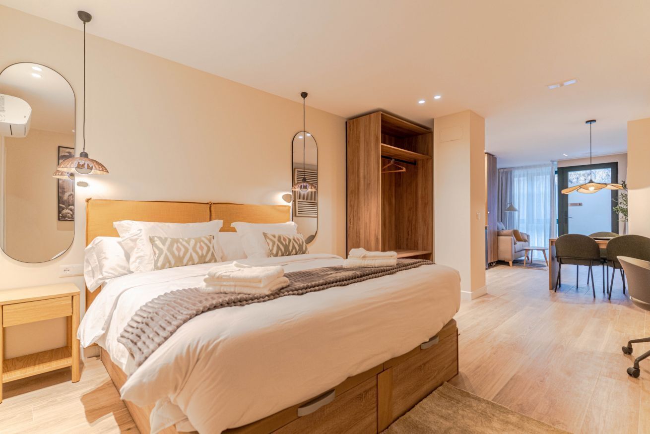 Skrivebord, strykejern/-brett og reiseseng for barn