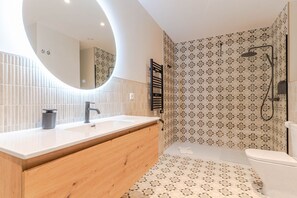 Towels, shampoo, toilet paper