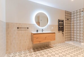 Toallas, shampoo, papel de baño 
