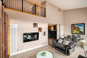 Apartment, 2 Schlafzimmer, Balkon, Stadtblick | Wohnbereich