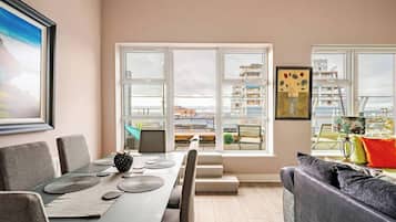 Apartment, 2 Bedrooms, Balcony, City View | Dining