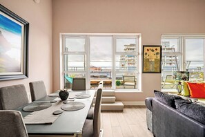 Căn hộ, 2 phòng ngủ, ban công, quang cảnh thành phố | Khu ăn uống