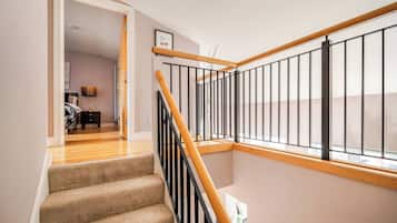 Apartment, 2 Bedrooms, Balcony, City View | Interior