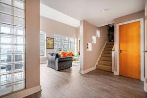 Apartment, 2 Schlafzimmer, Balkon, Stadtblick | Wohnzimmer