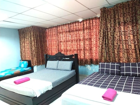 Deluxe Triple Room. Capital O 91275 Pr Motel