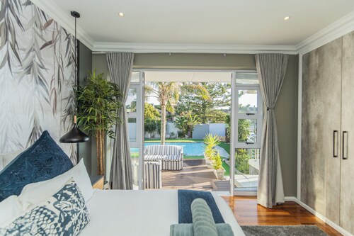 Elegant Gqeberha retreat: 5 beds, pool, garden, BBQ, free WiFi, near beach