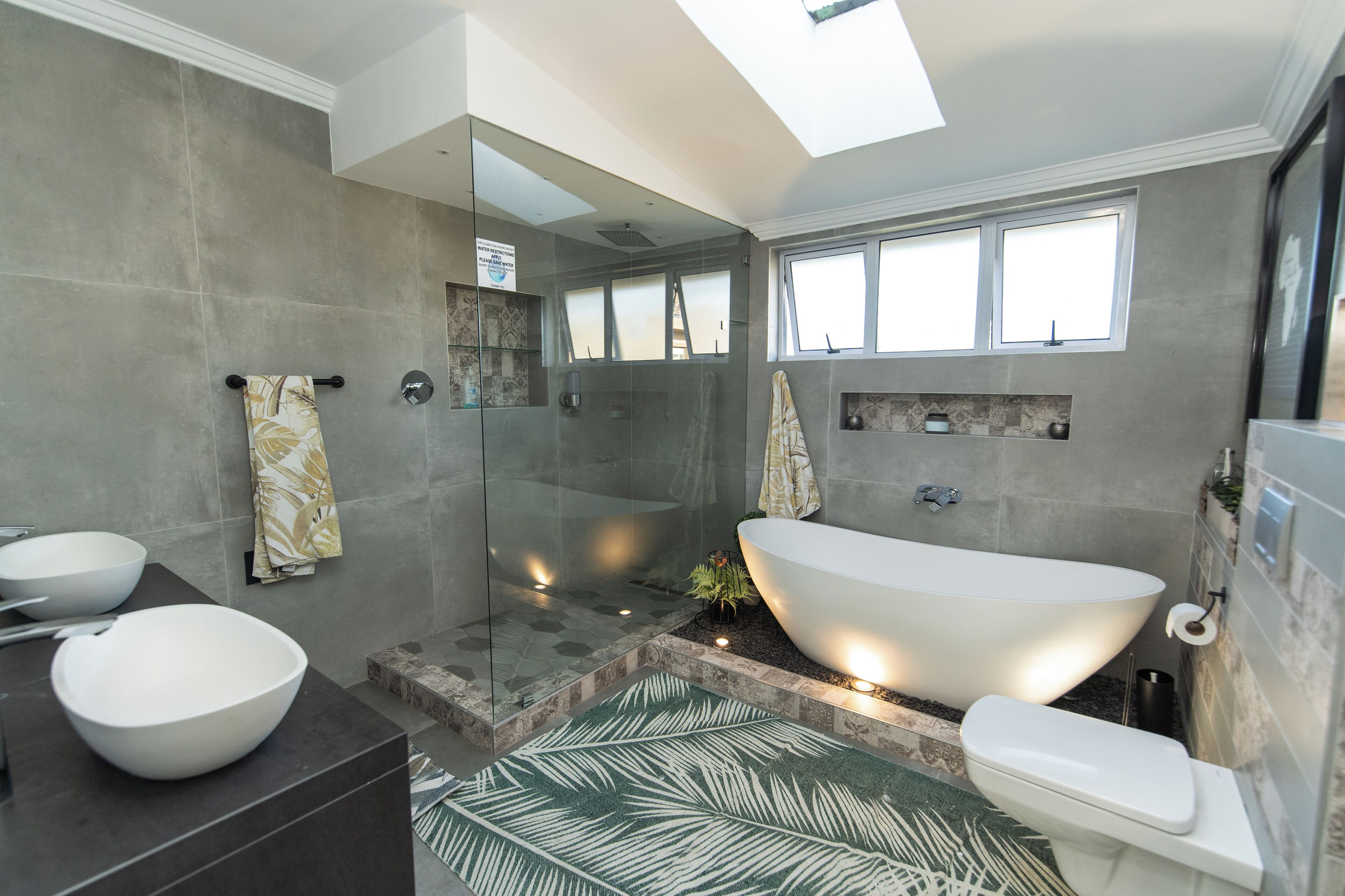 Vasca idromassaggio, asciugamani, carta igienica