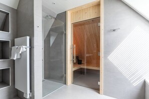 Douche, sèche-cheveux, savon, papier toilette