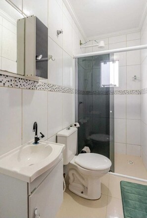 Hair dryer, towels, toilet paper - English Terrace: 2 bedrooms, 3 beds, charcoal barbecue, air conditioning. (Florianópolis)