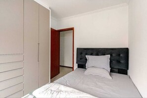 2 bedrooms, iron/ironing board, WiFi, bed sheets - English Terrace: 2 bedrooms, 3 beds, charcoal barbecue, air conditioning. (Florianópolis)