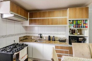 Private kitchen - English Terrace: 2 bedrooms, 3 beds, charcoal barbecue, air conditioning. (Florianópolis)