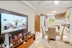 Dining - English Terrace: 2 bedrooms, 3 beds, charcoal barbecue, air conditioning. (Florianópolis)