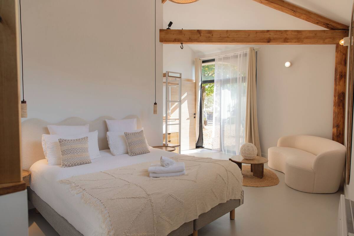 Suite, 1 Queen Bed, Garden View