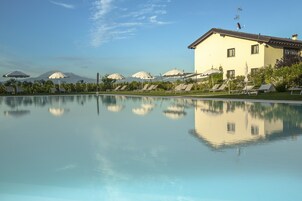 Piscina stagionale all'aperto, ombrelloni da piscina, lettini