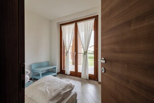 Ropa de cama de alta calidad, cubrecamas, cunas y wifi gratis 