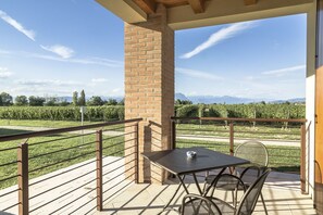 Studio, Terrace | Hypo-allergenic bedding, cots/infant beds, free WiFi, bed sheets