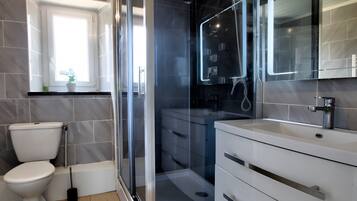 Dusche, Haartrockner, Handtücher