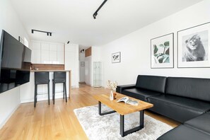 TV, offices - Smoluchowskiego 3C Poznań | Cosy Apartment with Parking and Balcony (Poznań)