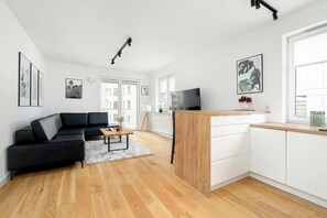 TV, offices - Smoluchowskiego 3C Poznań | Cosy Apartment with Parking and Balcony (Poznań)