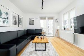 TV, offices - Smoluchowskiego 3C Poznań | Cosy Apartment with Parking and Balcony (Poznań)