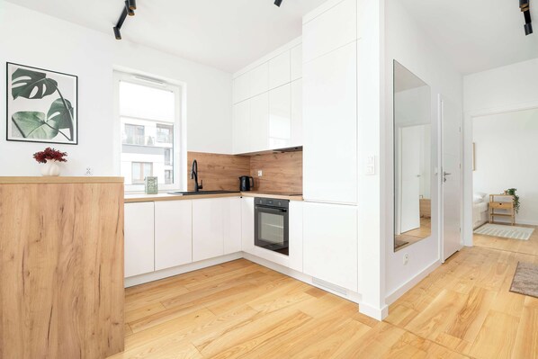 Fridge, oven, stovetop, dishwasher - Smoluchowskiego 3C Poznań | Cosy Apartment with Parking and Balcony (Poznań)