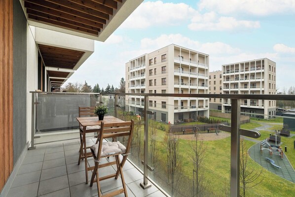 Outdoor dining - Smoluchowskiego 3C Poznań | Cosy Apartment with Parking and Balcony (Poznań)