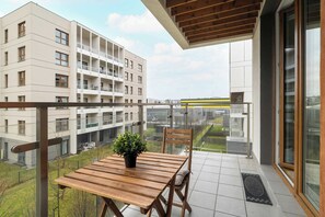 Outdoor dining - Smoluchowskiego 3C Poznań | Cosy Apartment with Parking and Balcony (Poznań)