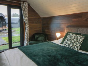 1 bedroom, individually decorated, individually furnished, free WiFi - Garden Lodge 8 (Swansea)