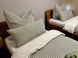2 bedrooms, iron/ironing board, travel cot, WiFi - FEWO Unterm Stein - Hänsel & Gretel - 2 sleep. (Alheim)