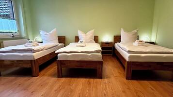 BĂŒgeleisen/BĂŒgelbrett, Reisekinderbett, WLAN, BettwĂ€sche